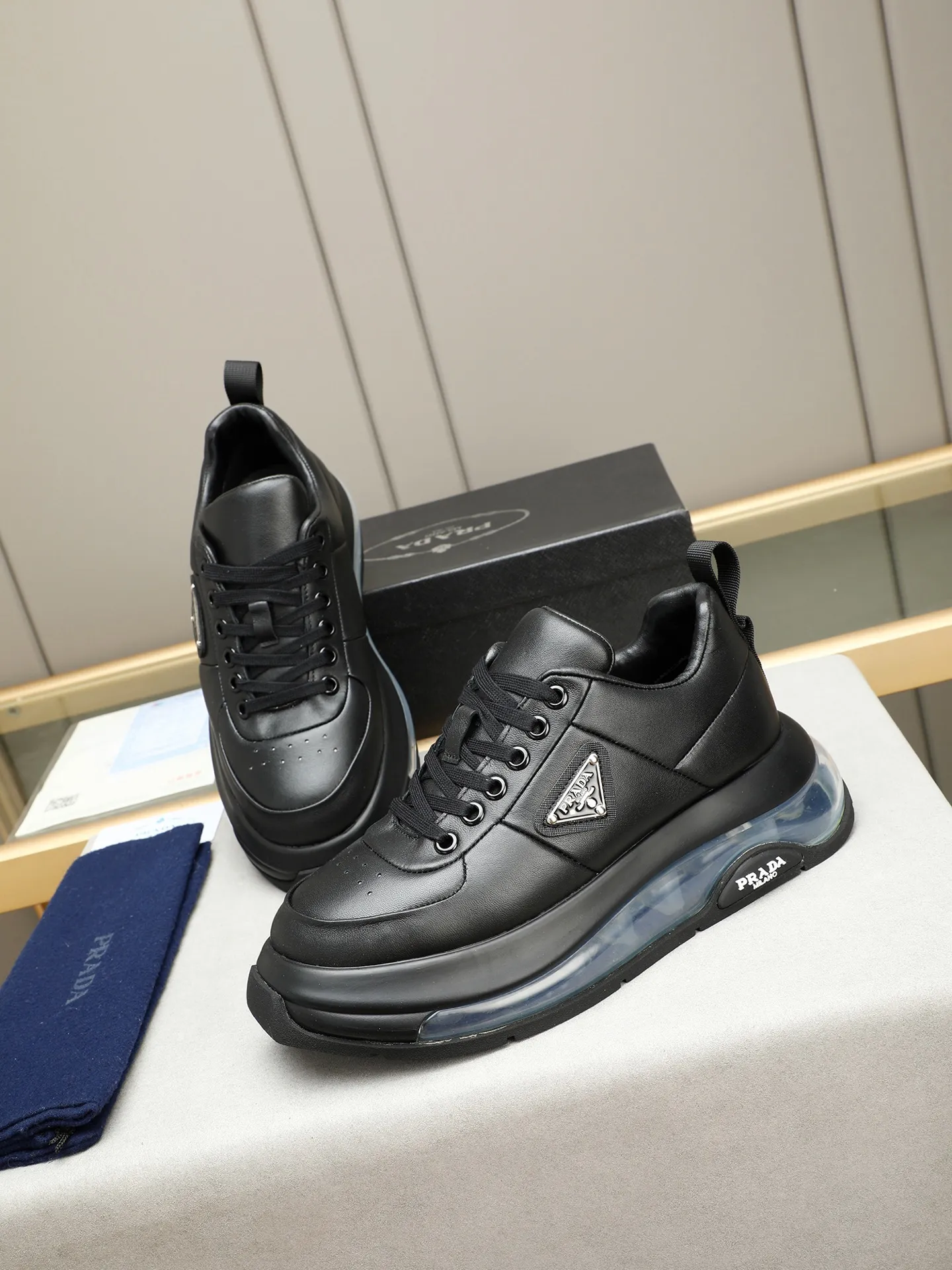 Men's shoes 💰640 Prada/Prada Men's casual shipping, imported cowhide upper, prada triangle logo, lambskin lining, original air cushion sole, rubber sewing process, rubber bottom layer, excellent shock absorption effect, comfortable on the feet! Size: 39-44 (38 45 customized)